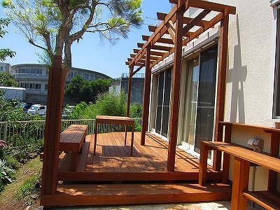 ウッドデッキ・パーゴラ・自然石貼りテラス・木製シンク