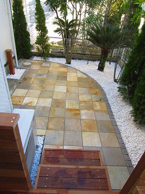 自然石貼りテラス・化粧砂利敷き花壇スペース